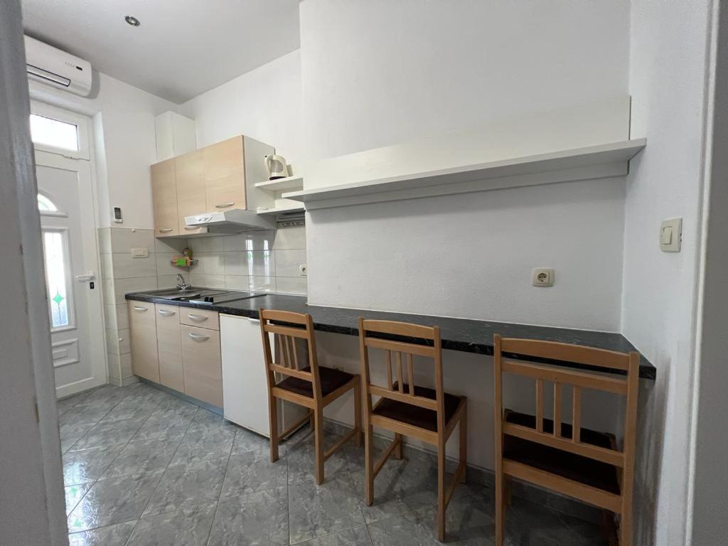 Story Apartment Baska Voda Luaran gambar